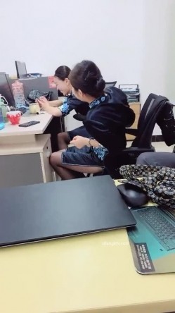 公司新来的美女上班时间被部门经理微信撩骚 ️带去洽谈区厕所啪啪 ️不停有妹子上厕所 截图3