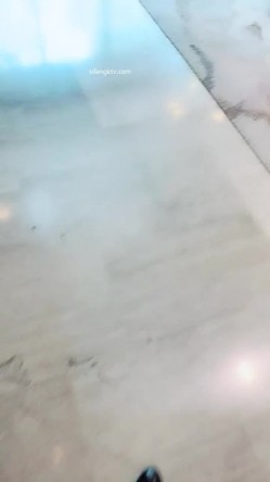 公司新来的美女上班时间被部门经理微信撩骚 ️带去洽谈区厕所啪啪 ️不停有妹子上厕所 截图4