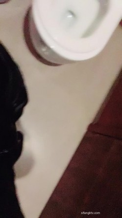 公司新来的美女上班时间被部门经理微信撩骚 ️带去洽谈区厕所啪啪 ️不停有妹子上厕所 截图5