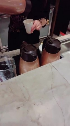 公司新来的美女上班时间被部门经理微信撩骚 ️带去洽谈区厕所啪啪 ️不停有妹子上厕所 截图7