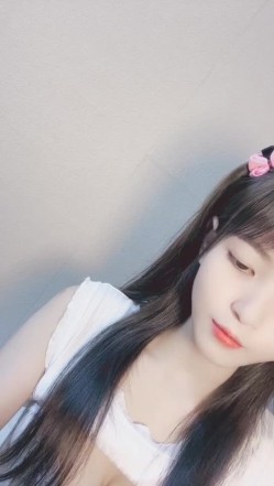 哇，清纯校花，终于为了钱脱了，【大螃蟹】，无毛透明的粉逼，特写，好肥美，颜值高小仙女让人难以自拔的美！ 截图2
