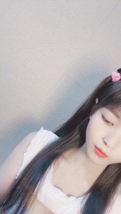 哇，清纯校花，终于为了钱脱了，【大螃蟹】，无毛透明的粉逼，特写，好肥美，颜值高小仙女让人难以自拔的美！ 截图5