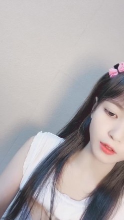 哇，清纯校花，终于为了钱脱了，【大螃蟹】，无毛透明的粉逼，特写，好肥美，颜值高小仙女让人难以自拔的美！ 截图6
