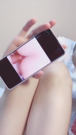 哇，清纯校花，终于为了钱脱了，【大螃蟹】，无毛透明的粉逼，特写，好肥美，颜值高小仙女让人难以自拔的美！ 截图15