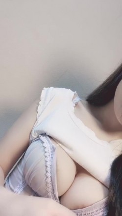 哇，清纯校花，终于为了钱脱了，【大螃蟹】，无毛透明的粉逼，特写，好肥美，颜值高小仙女让人难以自拔的美！ 截图16