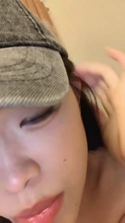 神仙颜值！超迷人【雯雯舌头很迷人】下海福利，抠穴道具自慰~包射 截图10