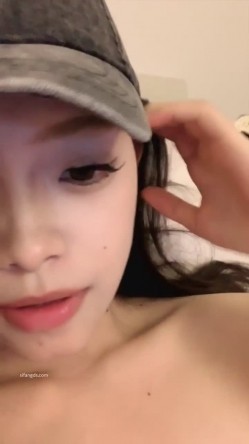 神仙颜值！超迷人【雯雯舌头很迷人】下海福利，抠穴道具自慰~包射 截图11