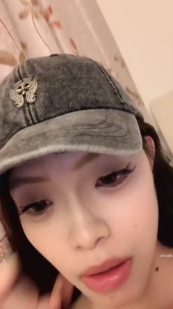 神仙颜值！超迷人【雯雯舌头很迷人】下海福利，抠穴道具自慰~包射 截图13