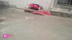 探花辉哥带你探秘红旗农贸市场旁站街女一条街搭讪个吃槟榔的小妹150块到出租屋啪啪 截图2