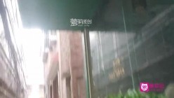 探花辉哥带你探秘红旗农贸市场旁站街女一条街搭讪个吃槟榔的小妹150块到出租屋啪啪 截图3