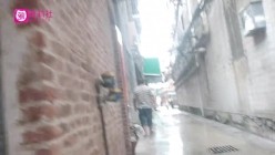 探花辉哥带你探秘红旗农贸市场旁站街女一条街搭讪个吃槟榔的小妹150块到出租屋啪啪 截图4