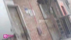 探花辉哥带你探秘红旗农贸市场旁站街女一条街搭讪个吃槟榔的小妹150块到出租屋啪啪 截图7
