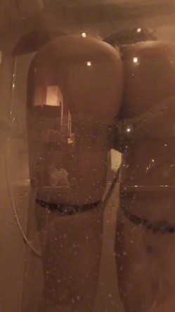【高价福利】微博128万粉，巨乳肥臀女神尤物【芷仪g宝】露脸定制69V，1对1露点自慰喷水，淫语挑逗 截图8