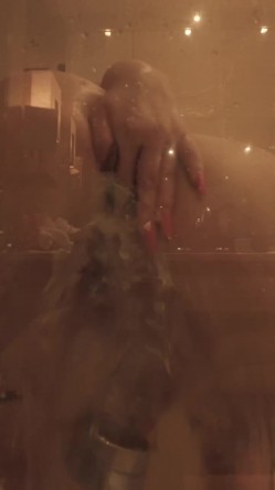 【高价福利】微博128万粉，巨乳肥臀女神尤物【芷仪g宝】露脸定制69V，1对1露点自慰喷水，淫语挑逗 截图9