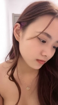 高颜值大波浪妹妹！和闺蜜一起全裸秀！扭腰摆臀，特写多毛骚穴，闺蜜肉嘟嘟大奶子 截图3