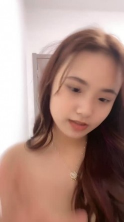 高颜值大波浪妹妹！和闺蜜一起全裸秀！扭腰摆臀，特写多毛骚穴，闺蜜肉嘟嘟大奶子 截图7