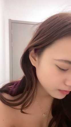 高颜值大波浪妹妹！和闺蜜一起全裸秀！扭腰摆臀，特写多毛骚穴，闺蜜肉嘟嘟大奶子 截图14