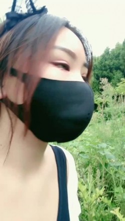 风骚少妇户外勾引田园大哥激情啪啪野战，口交大鸡巴淫声荡语，衣服都没脱就开干激情上位后入抽插口爆吞精 截图2