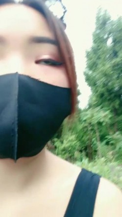 风骚少妇户外勾引田园大哥激情啪啪野战，口交大鸡巴淫声荡语，衣服都没脱就开干激情上位后入抽插口爆吞精 截图3