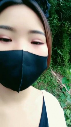 风骚少妇户外勾引田园大哥激情啪啪野战，口交大鸡巴淫声荡语，衣服都没脱就开干激情上位后入抽插口爆吞精 截图7