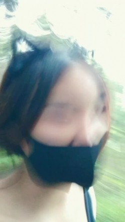 风骚少妇户外勾引田园大哥激情啪啪野战，口交大鸡巴淫声荡语，衣服都没脱就开干激情上位后入抽插口爆吞精 截图9