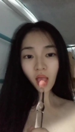四川南充某院校小骚学生妹，网友撩骚给我发来紫薇视频，平时看着很正点 表面看不出什么，没想到宿舍暗藏自慰棒 玩得小穴湿哒哒！ 截图5