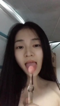 四川南充某院校小骚学生妹，网友撩骚给我发来紫薇视频，平时看着很正点 表面看不出什么，没想到宿舍暗藏自慰棒 玩得小穴湿哒哒！ 截图6
