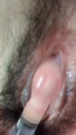 四川南充某院校小骚学生妹，网友撩骚给我发来紫薇视频，平时看着很正点 表面看不出什么，没想到宿舍暗藏自慰棒 玩得小穴湿哒哒！ 截图13