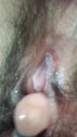 四川南充某院校小骚学生妹，网友撩骚给我发来紫薇视频，平时看着很正点 表面看不出什么，没想到宿舍暗藏自慰棒 玩得小穴湿哒哒！ 截图16
