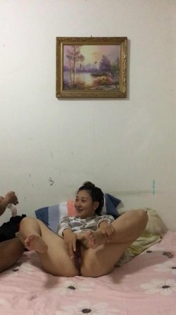 百度泄密夫妻自拍家里道具玩逼，比两个手指还粗插进去爽翻了吧 截图5