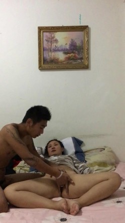 百度泄密夫妻自拍家里道具玩逼，比两个手指还粗插进去爽翻了吧 截图10