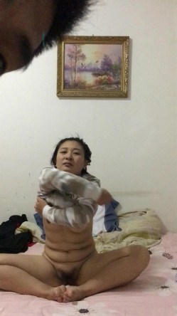 百度泄密夫妻自拍家里道具玩逼，比两个手指还粗插进去爽翻了吧 截图16