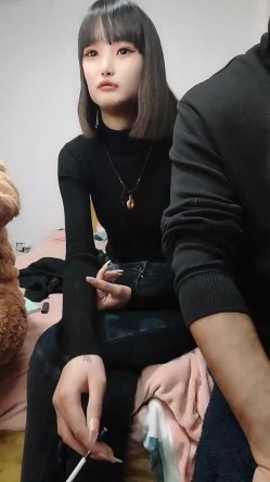 【极品大骚逼】，乍一看有几分像杨幂，180cm的长腿妹妹，已经被干的精疲力尽了，躺平任意摆布随便玩 截图3