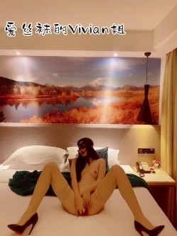绝美长腿丝袜御姐『Vivian』合集，抚媚身材制服 超美肉丝大长腿扶腰后入 别人眼中的女神乖乖翘起美臀被操 截图15