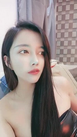 气质女神级别的长发骚货，掰穴粉逼自慰，跟着音乐的节拍一起摇动 截图4