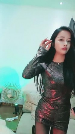 气质女神级别的长发骚货，掰穴粉逼自慰，跟着音乐的节拍一起摇动 截图7