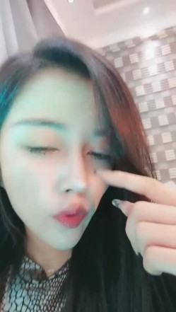 气质女神级别的长发骚货，掰穴粉逼自慰，跟着音乐的节拍一起摇动 截图11