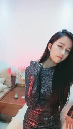 气质女神级别的长发骚货，掰穴粉逼自慰，跟着音乐的节拍一起摇动 截图12