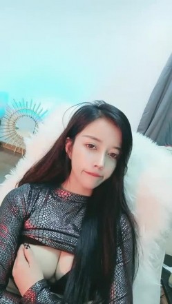 气质女神级别的长发骚货，掰穴粉逼自慰，跟着音乐的节拍一起摇动 截图15