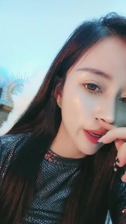 气质女神级别的长发骚货，掰穴粉逼自慰，跟着音乐的节拍一起摇动 截图16