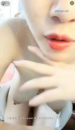 F奶水蜜桃人间大胸尤物 手捧巨乳犹如两颗饱满甜美的哈密瓜让人看得眼馋恨不得上去舔两下 截图1