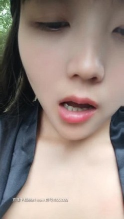 光天化日最激情的户外啪啪，乡间小路全裸捏着奶子爆草后入，无视旁边放羊经过的大爷和过路看客，最后口爆吞精 截图2