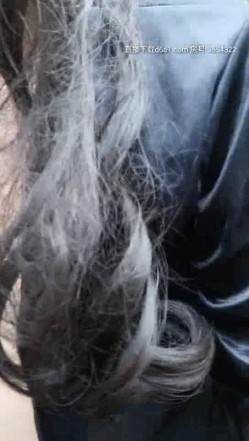 光天化日最激情的户外啪啪，乡间小路全裸捏着奶子爆草后入，无视旁边放羊经过的大爷和过路看客，最后口爆吞精 截图3