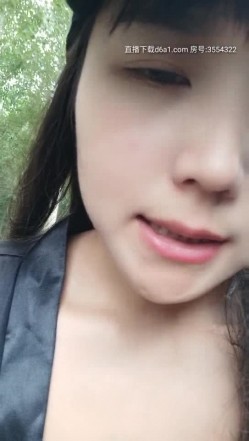 光天化日最激情的户外啪啪，乡间小路全裸捏着奶子爆草后入，无视旁边放羊经过的大爷和过路看客，最后口爆吞精 截图4