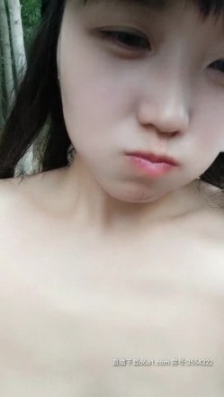 光天化日最激情的户外啪啪，乡间小路全裸捏着奶子爆草后入，无视旁边放羊经过的大爷和过路看客，最后口爆吞精 截图12