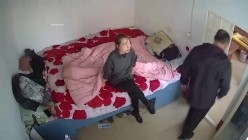 居家摄像头偷拍 东北农村中年夫妻大白天的在家里打炮 截图1
