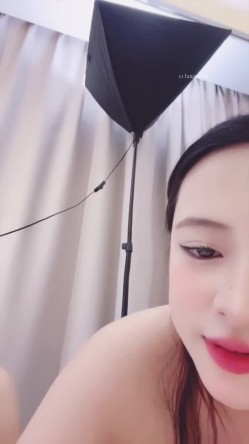顶级女神带闺蜜下海玩双飞~性感黑丝巨乳乱晃，无套轮插内射~自慰 截图2