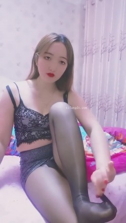 最新快手泄密！风骚熟女【媚姨】性爱XO肥臀后入丝足诱惑 截图7