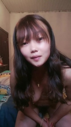 素颜也很美的良家小少妇镜头前诱惑狼友，让纹身大哥吃着奶子抠着逼，主动上位抽插大哥，浪荡呻吟不断别错过 截图15