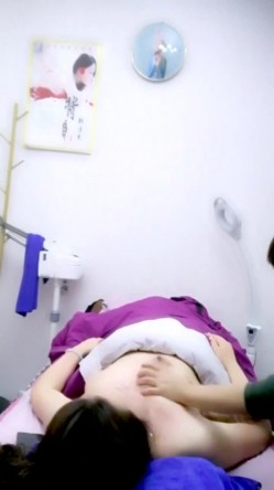 重磅推荐！【女子SPA】，美容院，良家露脸按摩被偷拍，胸推私密保养，湿漉漉小穴 截图5